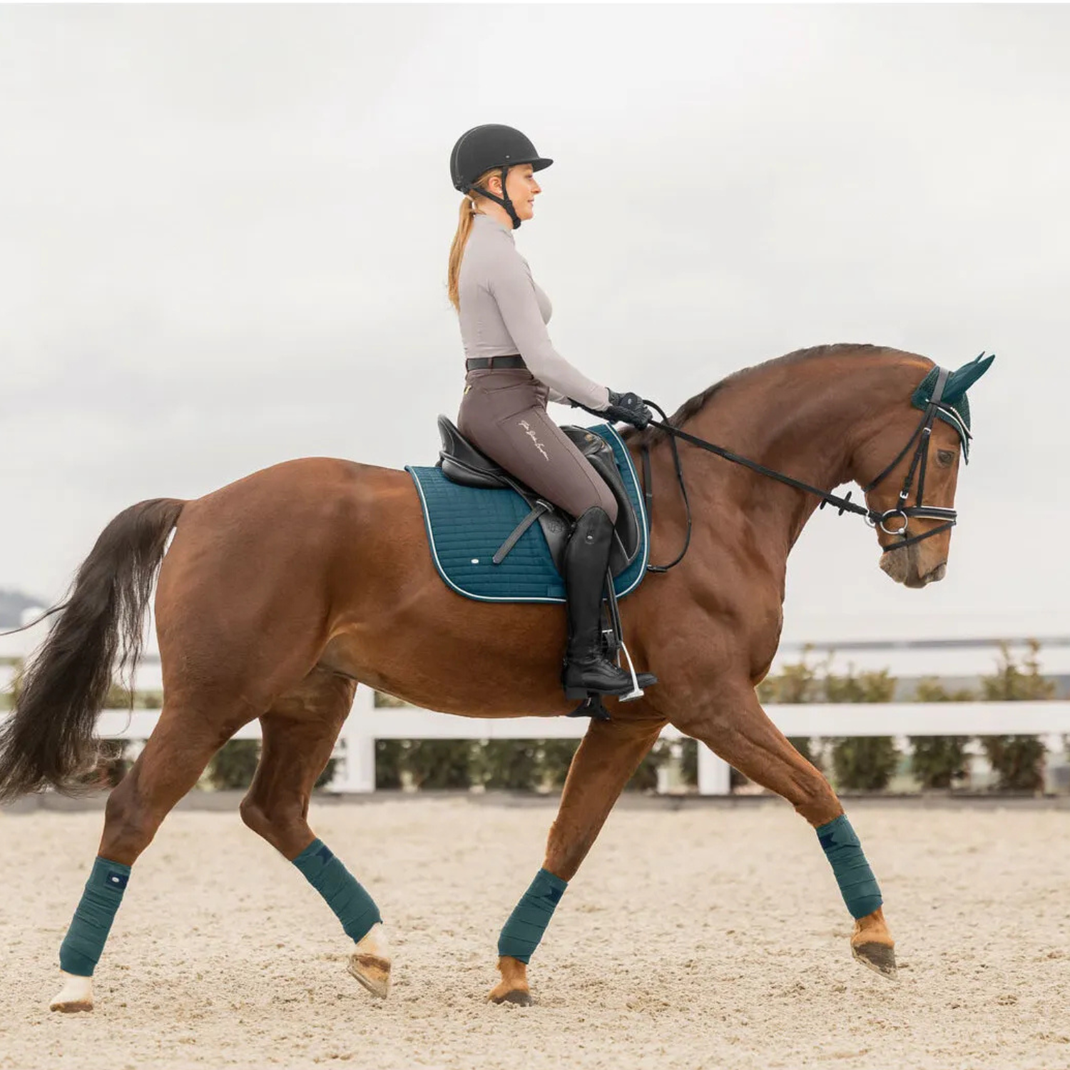 Lars | Donkergroen Gewatteerd Dressuur Zadeldek met Witte Bies - Saddle Pad