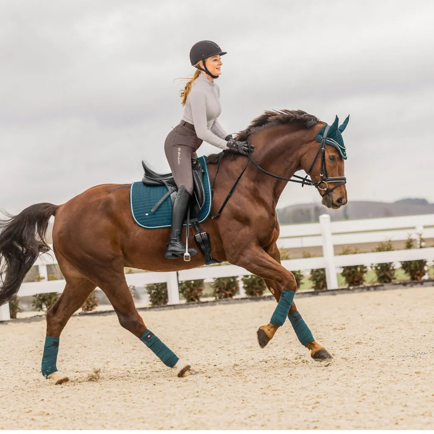 Lars | Donkergroen Gewatteerd Dressuur Zadeldek met Witte Bies - Saddle Pad