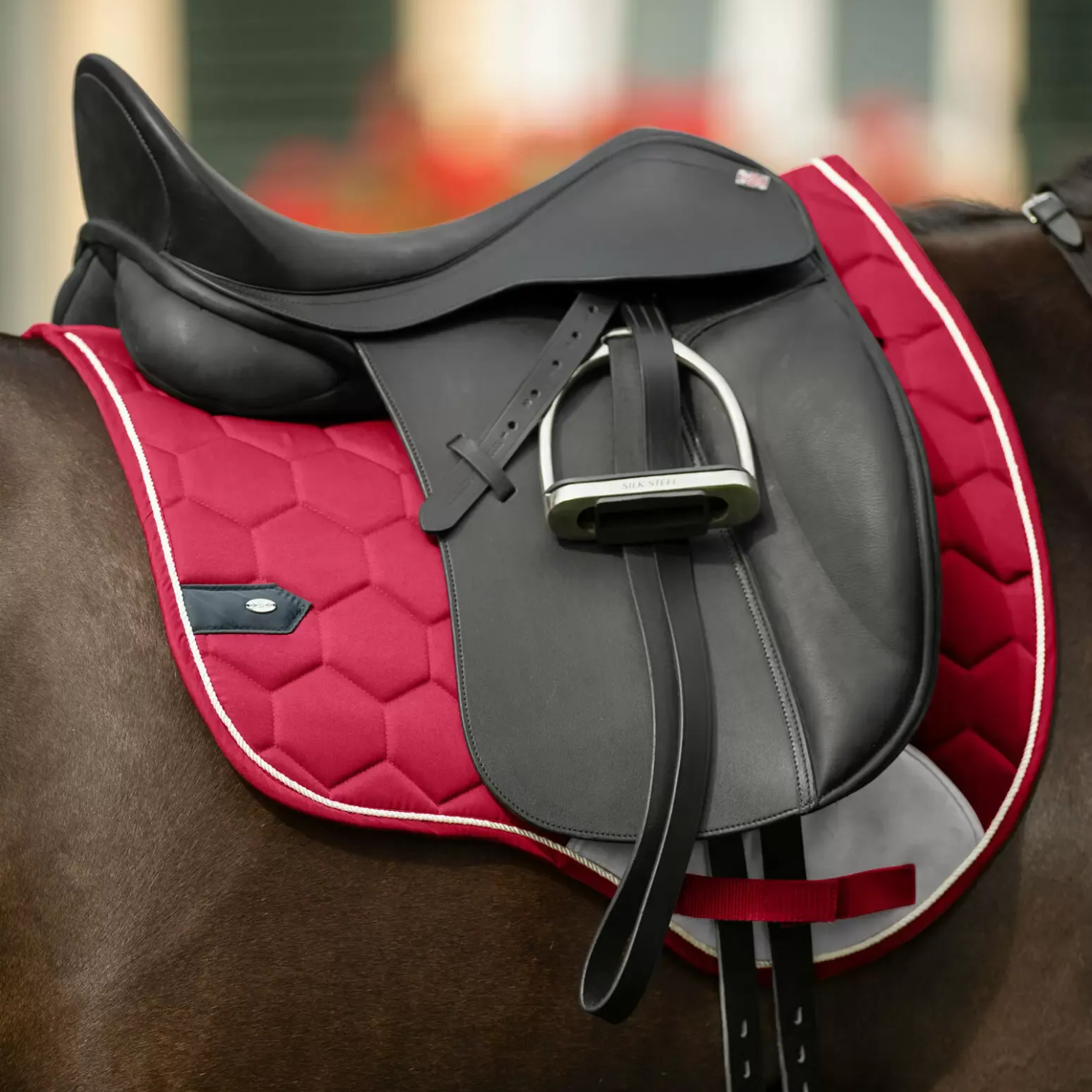Lars | Sportief zadeldek met fluwelen singelbescherming en contrasterend sierkoord - Saddle Pad