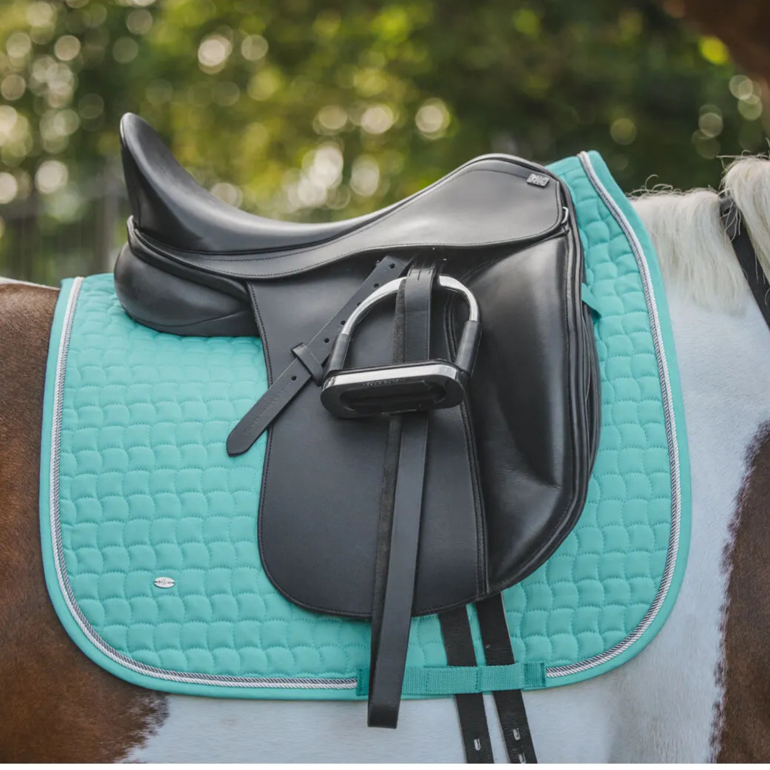 Niels | Vormvast katoenen zadeldek met dubbele glanzende koordbies - Saddle Pad
